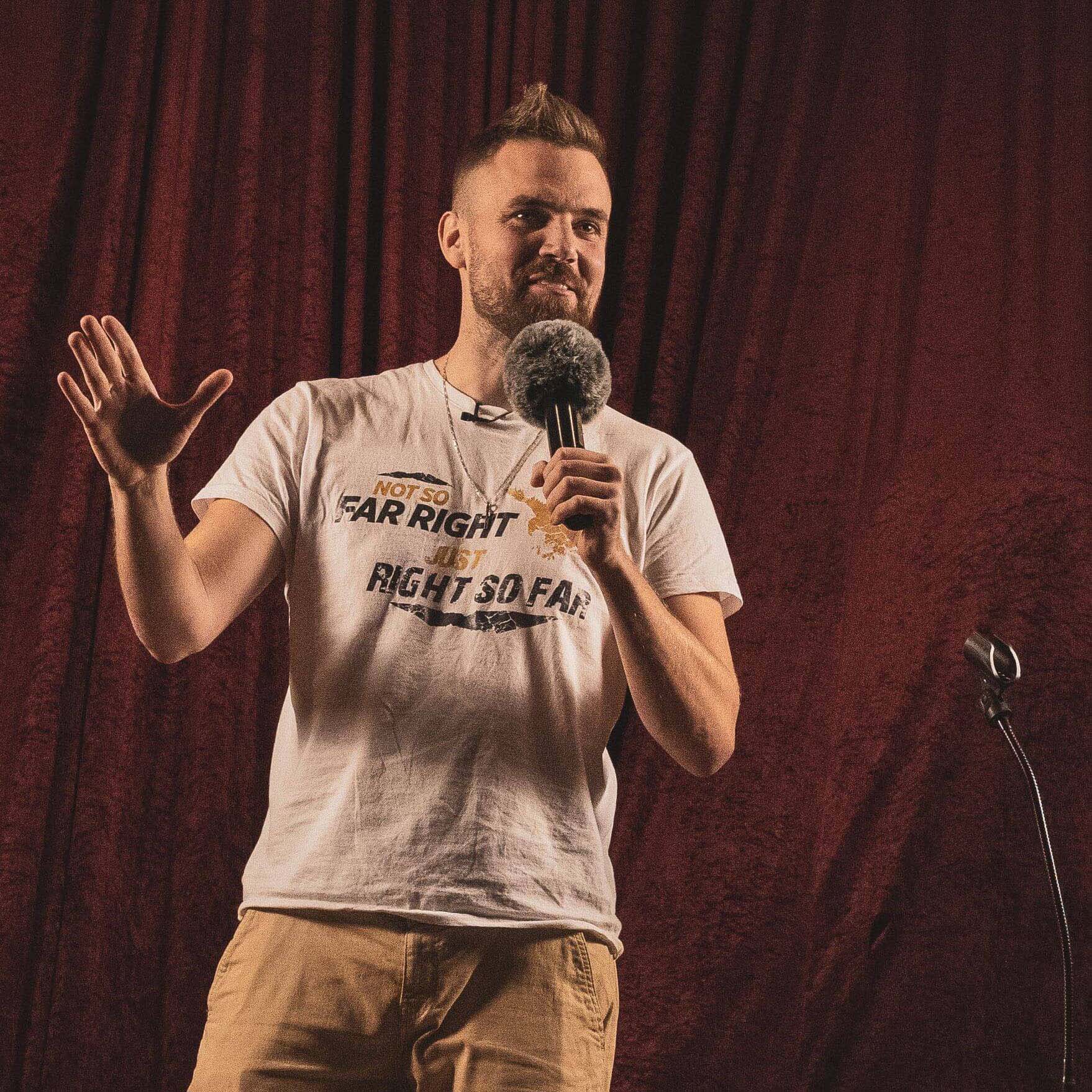 Comedian Nikolai Binner auf der Bühne